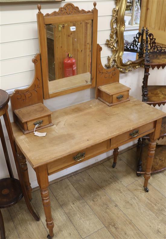 An Edwardian satin walnut dressing table W.99cm